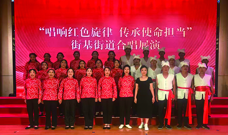 上稿，，社区居民排练歌曲（受访单位供图）