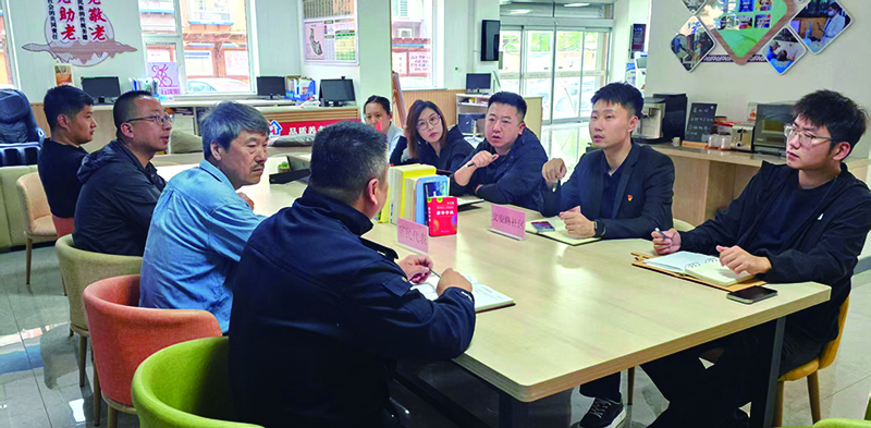 （上稿）文安路社区新一任“两委”班子正与文安小区业主委员会成员商议如何规划院内车位事宜。（受访单位供图）