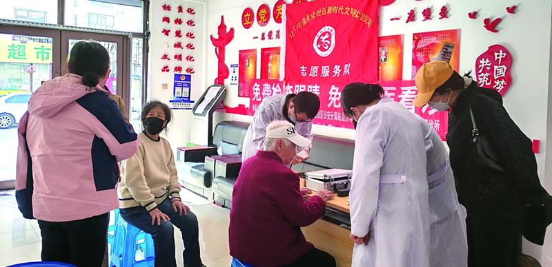 医护人员为老人测量血压、血糖（受访单位供图）
