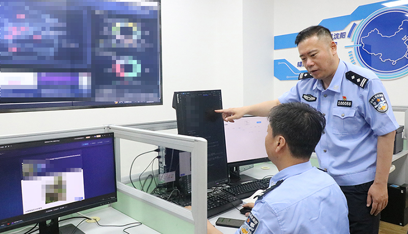 李家铭（右）在新搭建的网络空间安全智管中心与同事探讨工作 （受访者供图）