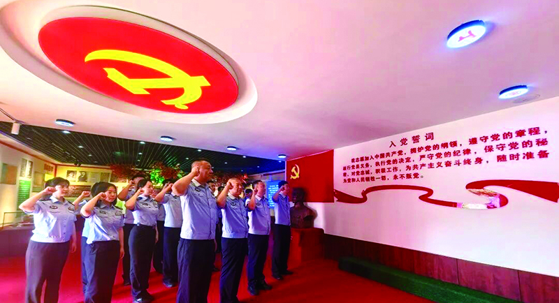 头题图,公安干警们重温入党誓词(受访者供图)
