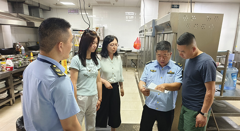 苏家屯区司法局开展执法监督伴随式执法检查，区市场局对食品安全开展检查工作。（受访者供图）