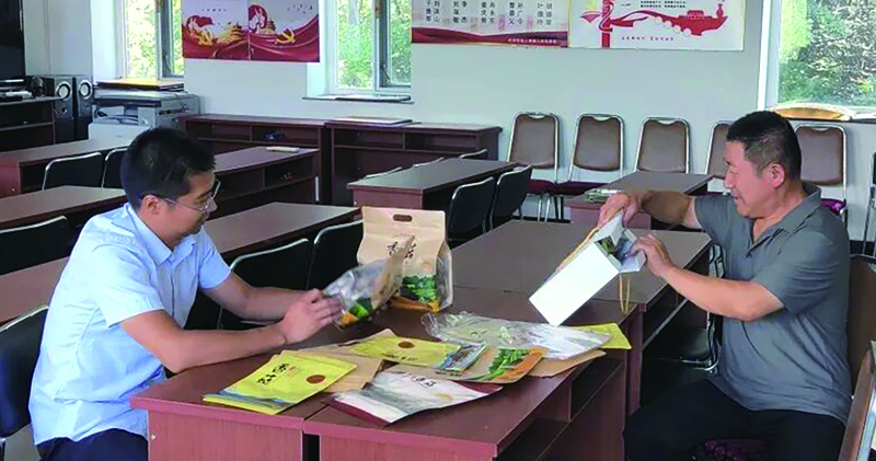 胡泽远（左）反复打磨产品包装设计。 （受访者供图）