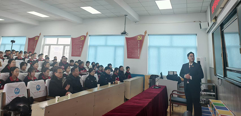 西丰县检察院检察官助理刘林昊 在西丰县第一初级中学授课（受访单位供图）