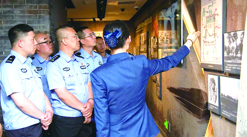 沈阳第二监狱民警参观北大营营房旧址。张宇摄