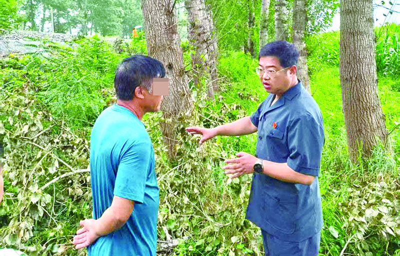 沈阳铁路运输法院副院长李郭（右）在现场与周某沟通 受访单位供图