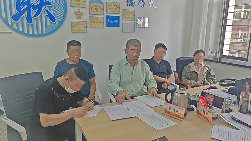 史昌林（中）在调解中(当事人打码) 受访单位供图