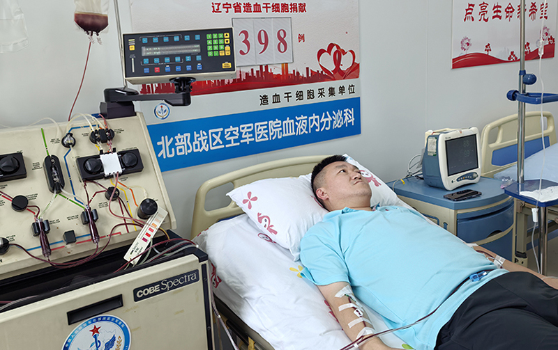 韩强在接受造血干细胞采集。 （受访单位供图）