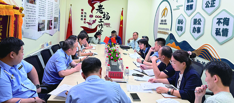 头题图，大东区综治中心联合相关驻厅单位开展纠纷调解工作。（受访者供图）
