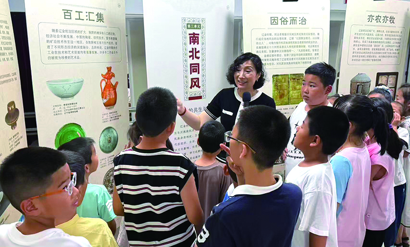 沈河区泉园街道御龙社区“幸福教育”课堂为外卖骑手、快递员、网约车司机等新就业群体子女提供免费托管和特色课程，切实破解暑期子女“看护难”问题。李京泽  摄