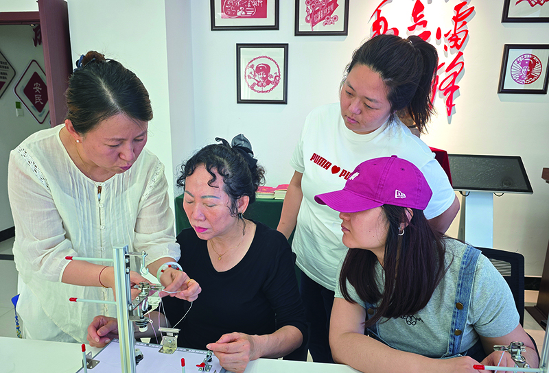 编绳老师在北苑社区党群服务中心指导居民学习手工编绳操作技能。胡迪  摄