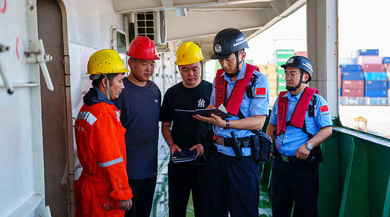 大连边检站移民管理警察登船进行检查。 （受访单位供图）