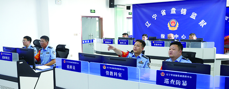 指挥中心民警进行视频巡查。 （受访单位供图）