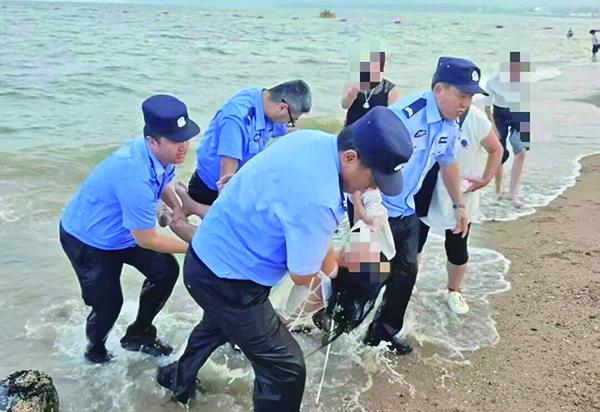 头题图，四名辅警将轻生女子救上岸。（受访单位供图）