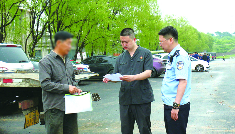 浑南稿 承办法官再次被执行人耐心释法说理 受访单位供图