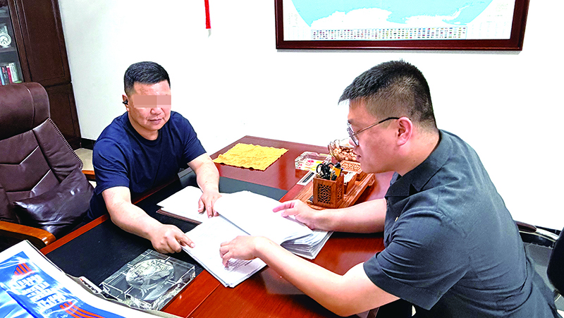 江海峰稿 执行法官（右）上门给申请执行人送达结案通知书（当事人打码）