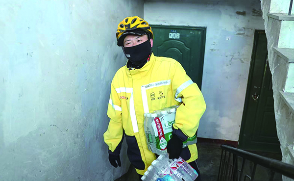 王哲在送餐路上（受访者供图）