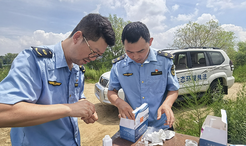 执法人员使用便携式多功能水质快检设备开展现场采样检测