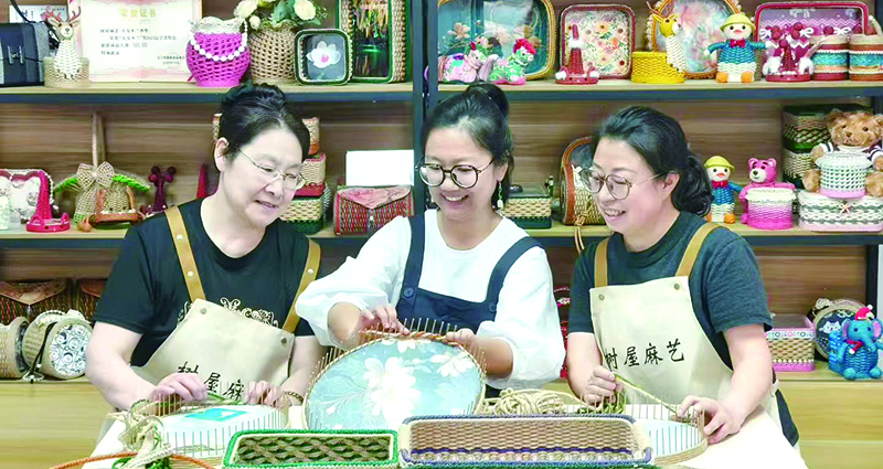 二题图，盖彬（中）手把手教社区居民制作麻艺产品。（受访者供图）