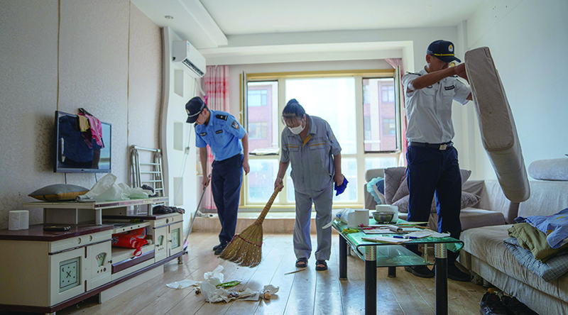 二题图，民警到居民家里打扫卫生。受访单位供图