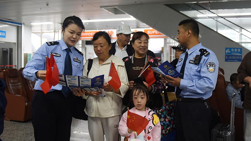 2025 年国庆假期，金姗姗与民警一起在客运站候车大厅开展反诈防盗安全宣传，向过往旅客普及安全防范知识。