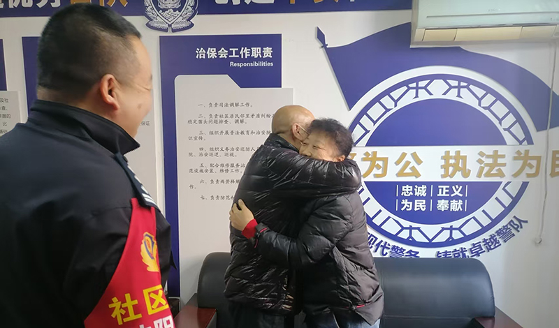 在孔笛的努力下，王大哥与周大姐重归于好。刘猛 摄