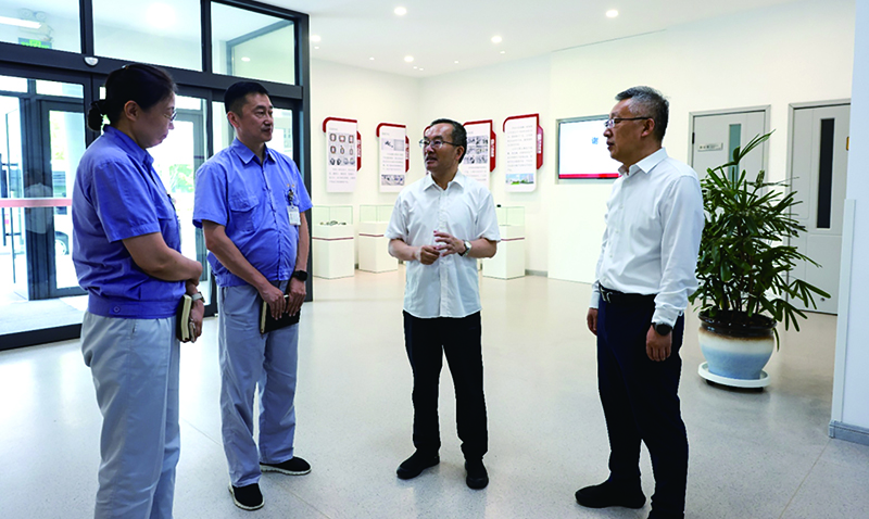 8月26日，省委常委、政法委书记郑艺（右二）在丹东大东线圈工程有限公司详细了解企业生产经营情况。 本报记者 孟浩 摄