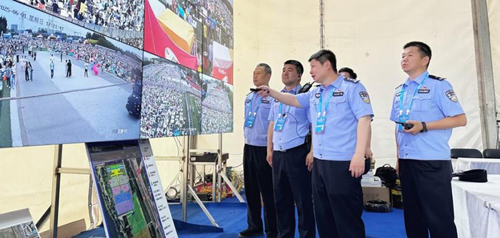 李斌（前排右二）在大型活动安保指挥部通过监控大屏实时研判现场情况、开展指挥调度工作
