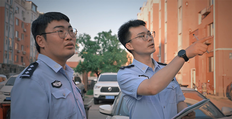 王昊阳（右一）进社区走访调研