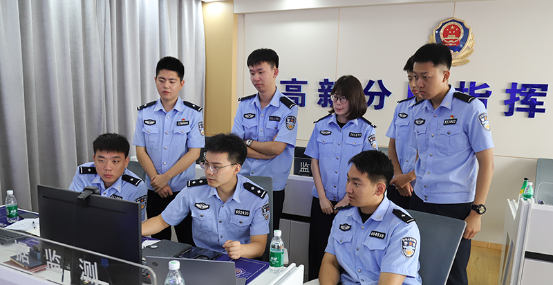 王昊阳（一排中间）为新警做业务培训