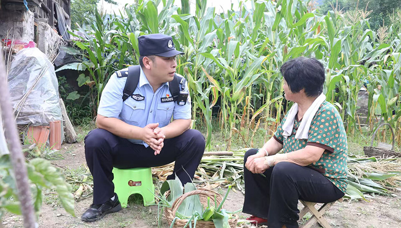 王亚楼在村民家走访，同时提醒村民注意防范电信诈骗。