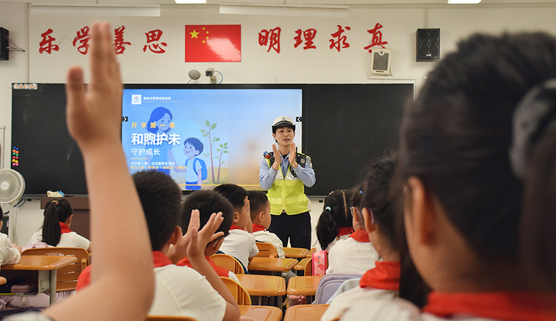 沈阳市公安局交通管理支队皇姑大队三中队副中队长苏月为孩子们进行交通安全宣讲。