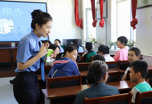 张静在特殊学校讲课。 （受访者供图）