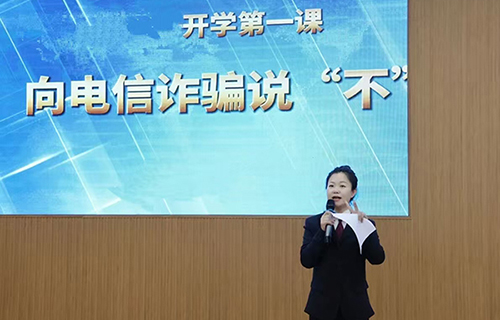 张文嘉在为学生们讲法治课。（受访者供图）