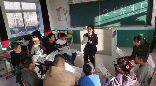 卢奕妃在学校普法。 （受访者供图）