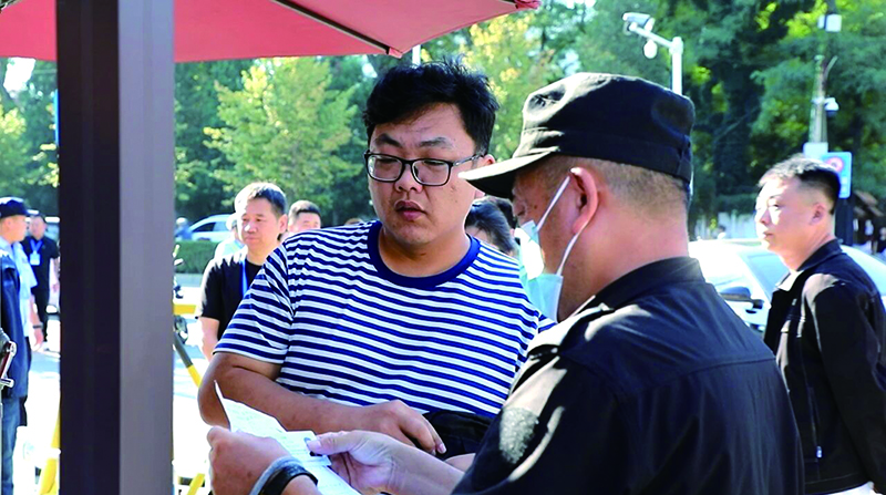 辽阳考区，各类保障人员分工协作，维护现场秩序、引导通行路线、协助身份核验，并耐心解答考生咨询。