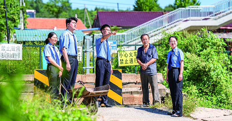 检察官向村民了解情况 郭宏伟摄