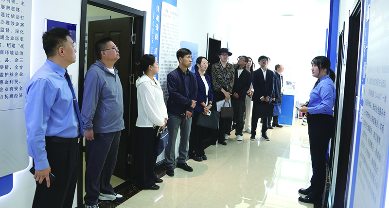 参会人员参观抚顺市检察院“清锋”企检服务中心（受访单位供图）