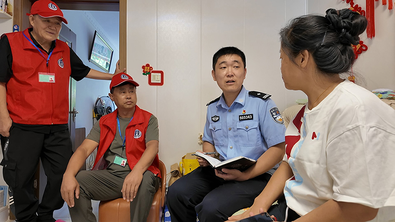 社区警务团队入户化解纠纷。 （受访单位供图）