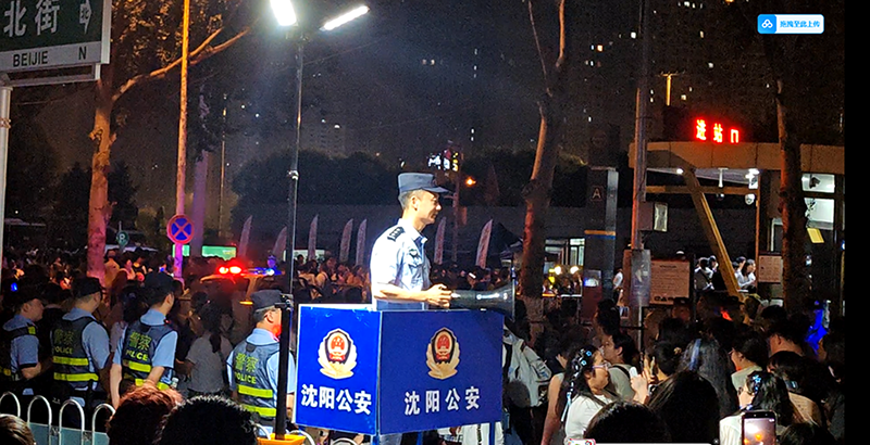 头题图，林桢岩“音乐伴行”执勤。（受访者供图）