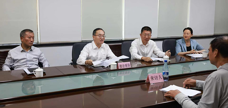 9月16日，省委常委、政法委书记郑艺（左二）在大连市信访局随机接待来访群众。 本报记者 孟浩 摄