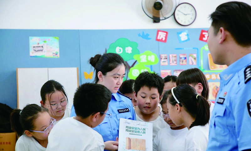 民警入校给孩子们讲解网络安全隐患 受访单位供图
