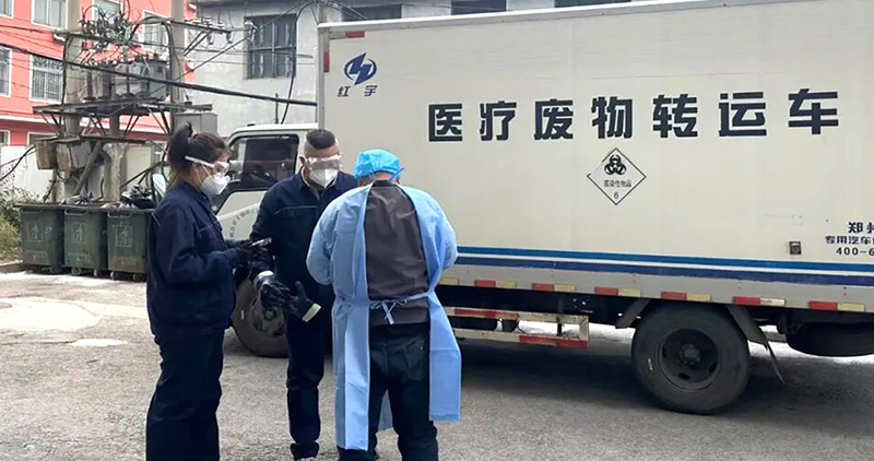 检察干警筛查转运车辆报备审批手续情况（受访单位供图）