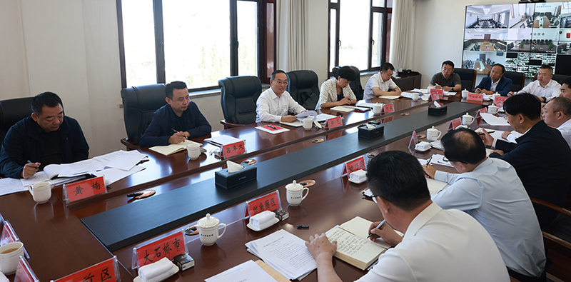 9月21日，省委常委、政法委书记郑艺（左三）在营口市信访局主持召开座谈会。 本报记者 孟浩 摄