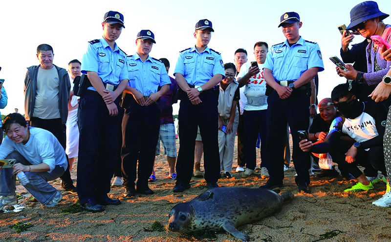 民警现场维持观赏秩序