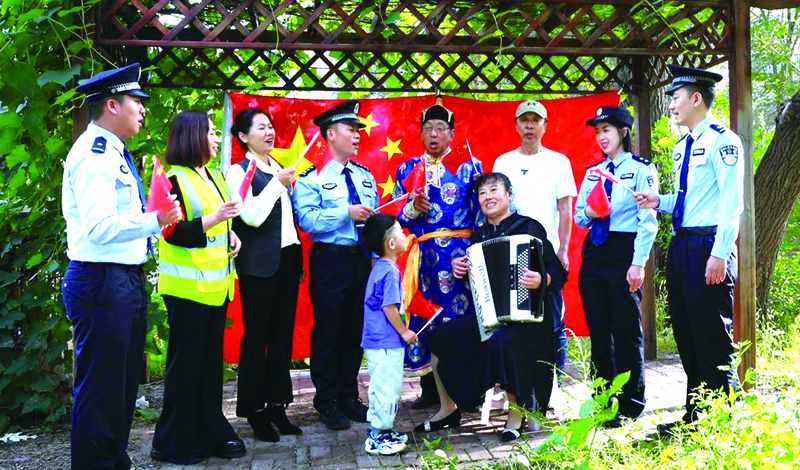 头题图，民警与社区群众共同庆祝节日。 陈凯摄