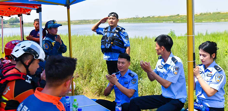 九寨派出所组织联合应急救援演练，夏仕琦（中）在现场指挥部为全体人员进行演习复盘。（受访者供图）