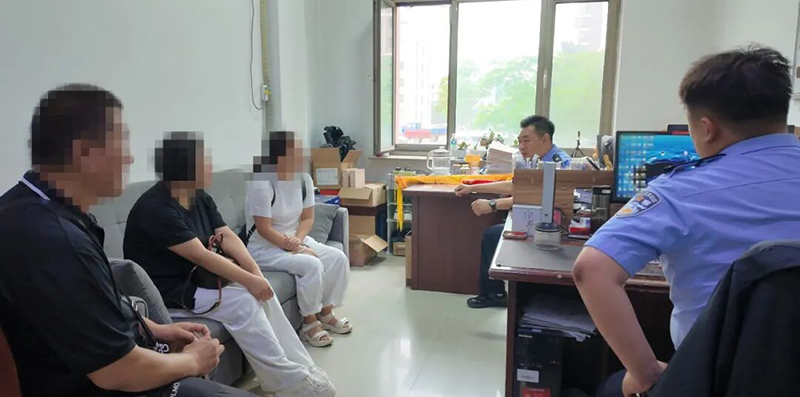 1在民警的沟通下，门某终于和弟弟妹妹团聚。