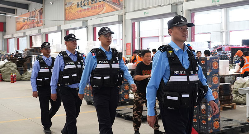 民警在市场巡逻。 （受访单位供图）