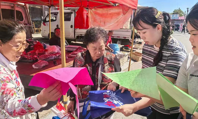工作人员发放宣传单。受访单位供图